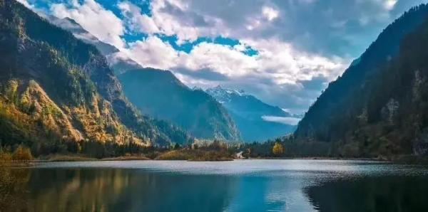 校园新剧速递,校园新剧速递，探索自然美景的旅行，寻找内心的平静